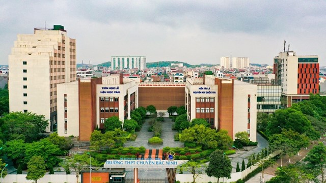 Trường chuyên trăm tỷ ở Việt Nam 3 năm liền có học sinh giành HCV Olympic Hóa học quốc tế, thủ khoa khối A năm 2025 đạt điểm tuyệt đối