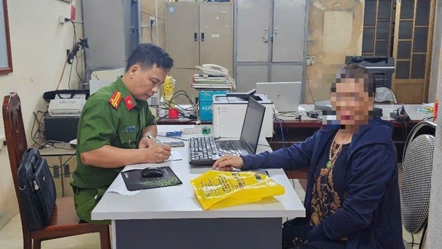 Bà N. đến Agribank rút sạch 650 triệu tiền tiết kiệm rồi liên tục nghe điện thoại, nhân viên ngân hàng lập tức báo công an 