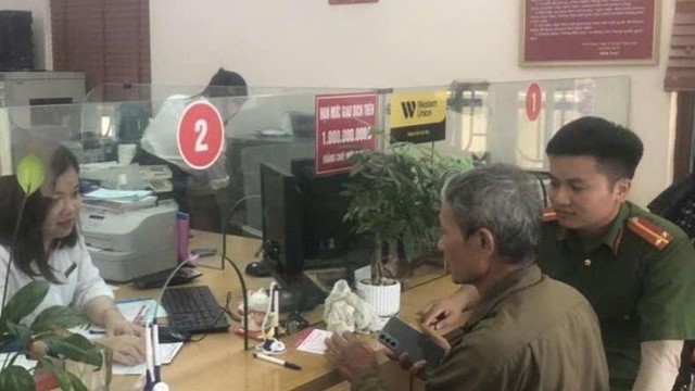 Ông N. rút hết tiền tiết kiệm ở ngân hàng Agribank, nhân viên và công an ngăn lại ngay