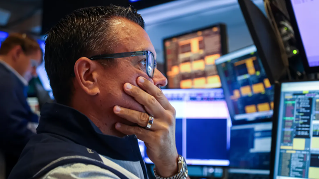 Phố Wall lao dốc mạnh, dữ liệu việc làm yếu kích hoạt làn sóng bán tháo ồ ạt