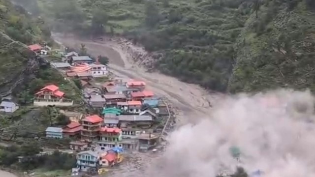 Lũ quét kinh hoàng cuốn phăng thị trấn du lịch nổi tiếng, nhấn chìm nhà cửa, khiến hàng trăm người mất tích