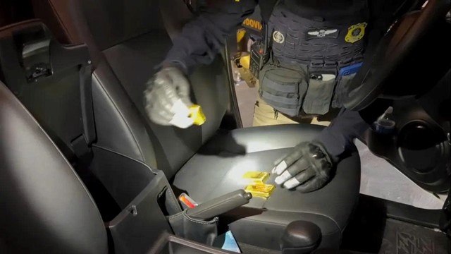 Khám xét chiếc xe ô tô dừng đèn đỏ, tịch thu 100 thỏi vàng nguyên khối trị giá gần 300 tỷ đồng 