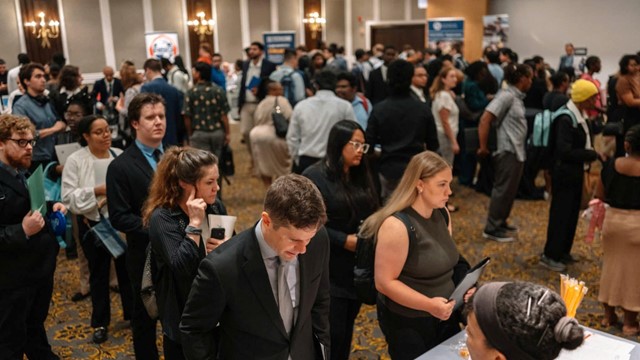 Hơn 53% ngành cắt giảm nhân sự, kinh tế Mỹ đang bên bờ suy thoái?