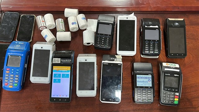 Bắt giữ 6 đối tượng, thu giữ 25 máy POS, 10 điện thoại di động