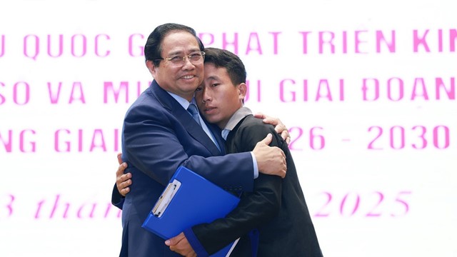 Thủ tướng Phạm Minh Chính động viên trưởng bản ở Điện Biên