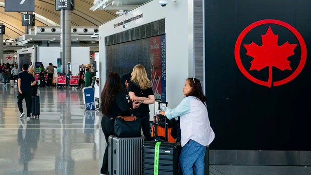 500 chuyến bay bị hủy, 10.000 tiếp viên hàng không đình công: Chuyện gì xảy ra?