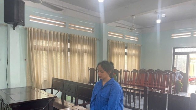 Dùng ảnh chuyển khoản giả để mua vàng khiến 2 chủ tiệm ‘sập bẫy’, ‘nữ quái’ 2001 bị tuyên án 3 năm 6 tháng tù