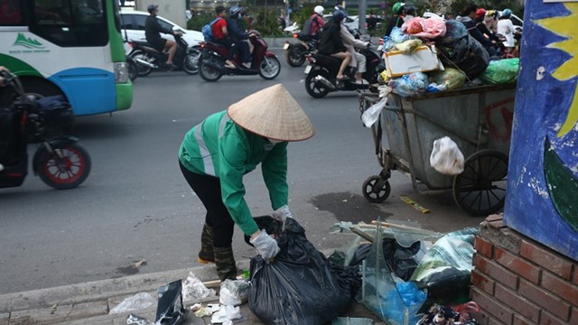 Hà Nội đề xuất tăng giá thu gom rác sinh hoạt lên tối đa 43.000 đồng/người/tháng, gấp 7 lần so với hiện nay