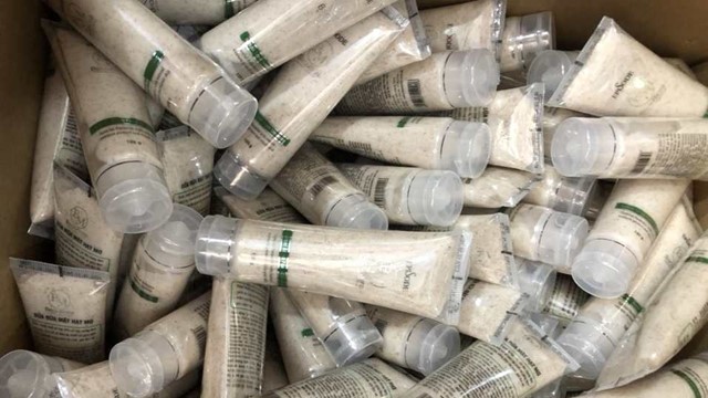 Ai mua sữa rửa mặt, gel nhiệt miệng này cần chú ý