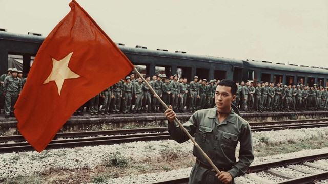 Diễn viên 'Mưa đỏ': Tôi vừa cầm súng, vừa run rẩy khóc 