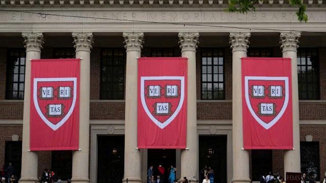 Ông Trump yêu cầu Harvard nộp phạt 500 triệu USD