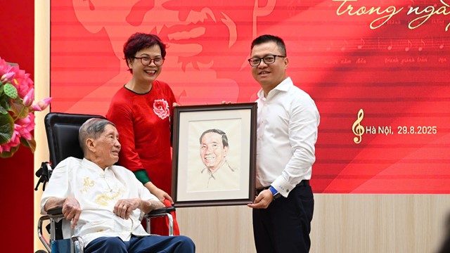 Nhạc sĩ Phạm Tuyên trao tặng bản quyền bài 'Như có Bác trong ngày đại thắng'