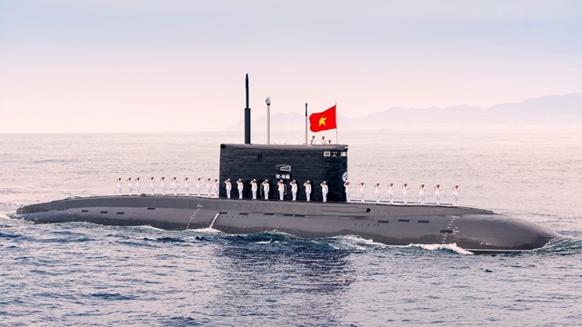 Lần đầu tiên trong lịch sử: Dàn tàu ngầm, tàu hộ vệ tên lửa diễu binh rẽ sóng, xé gió uy nghi trên biển