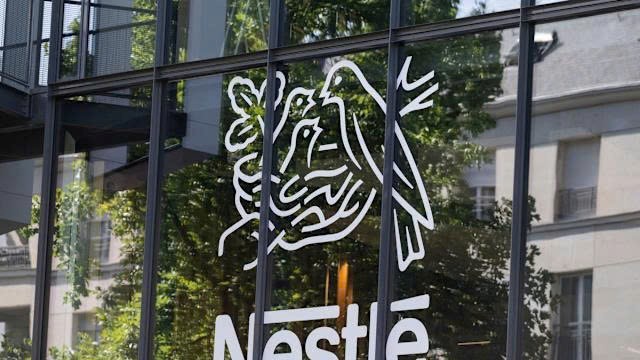 Nestlé sa thải CEO đã gắn bó 40 năm, cổ phiếu lao dốc không phanh