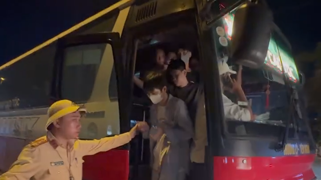 Phát hiện xe khách chở 82 người, công an lập tức kiểm tra 