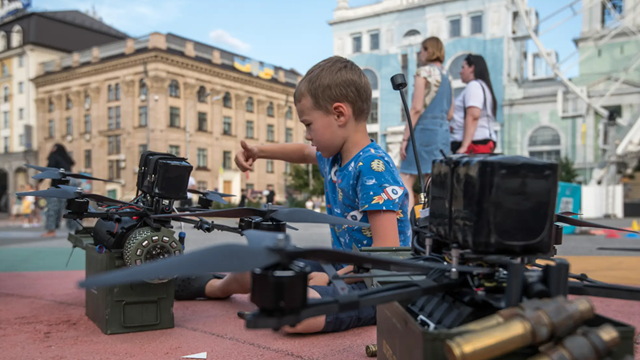 Người dân Ukraine quyên góp 40 triệu USD mua vũ khí quốc phòng 