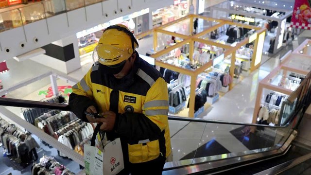 'Trò chơi con gà' ở Trung Quốc: Ông lớn đua nhau đốt tiền giảm giá điên cuồng, nhà đầu tư lo sốt vó