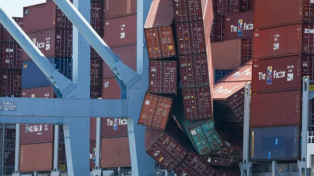 Hi hữu: Gần 70 container rơi xuống biển như quân cờ domino, hàng hóa nổi lềnh bềnh