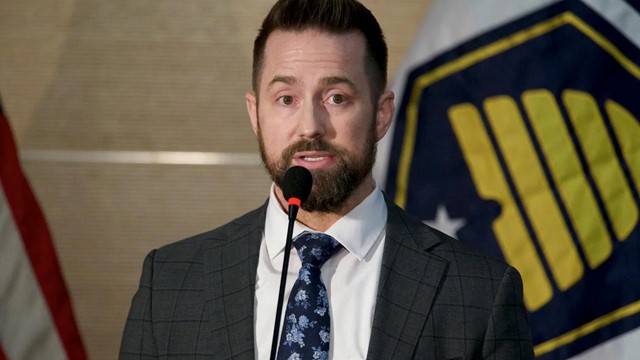 FBI tung ảnh nghi phạm vụ ám sát đồng minh ông Trump, treo thưởng 100.000 USD cho ai cung cấp manh mối