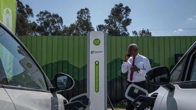 Quốc gia bất ngờ ‘dẫn đầu’ cuộc đua xe điện dù 50% dân số không có điện để dùng