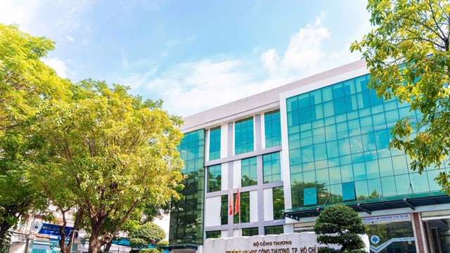 Đại học đầu tiên công bố thưởng Tết 2026, số tiền hiệu trưởng nhận gây bất ngờ