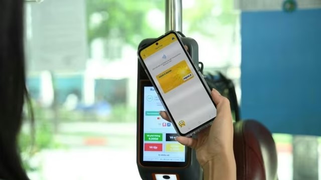 Từ ngày 16/9, hành khách đi xe buýt tại TP. Hồ Chí Minh có thể thanh toán vé bằng thẻ Napas