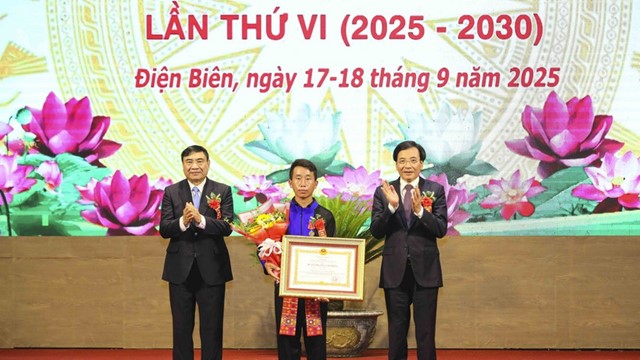 Trưởng bản cứu 90 người dân thoát lũ được trao Huân chương Lao động hạng Nhất