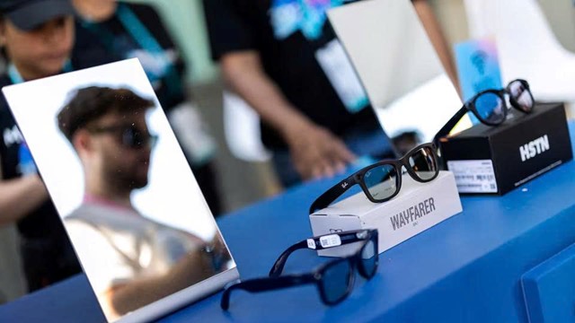 Kính thông minh Rayban tích hợp màn hình giá 21 triệu đồng, Mark Zuckerberg miêu tả là ‘cửa ngõ đến siêu trí tuệ' 