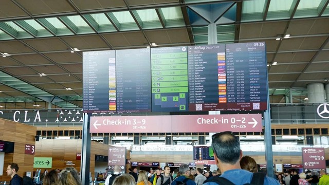 Hàng loạt sân bay châu Âu tê liệt, chuyện gì đây?