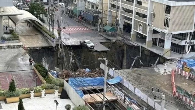 Hố tử thần sâu 50m xuất hiện ngay trước cổng bệnh viện, sơ tán khẩn cấp 3.500 bệnh nhân 