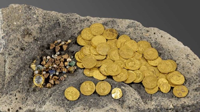 Người đàn ông bất ngờ phát hiện kho báu chứa đầy vàng, đá quý, ngọc trai khi đang đi bộ