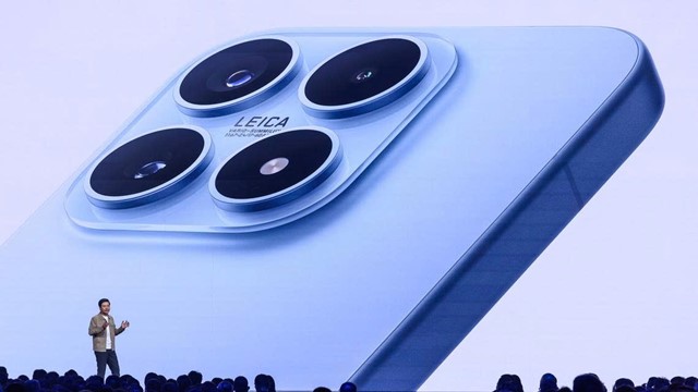 Xiaomi 17 thách thức iPhone 17 ngay ngày mở bán: Màn hình chỉ 6.3 inch nhưng pin ‘khủng’ 7.000mAh, giá rẻ hơn gần 3 triệu đồng 