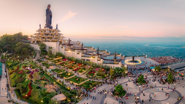 Núi Bà Đen tạm dừng hoạt động leo núi, dã ngoại