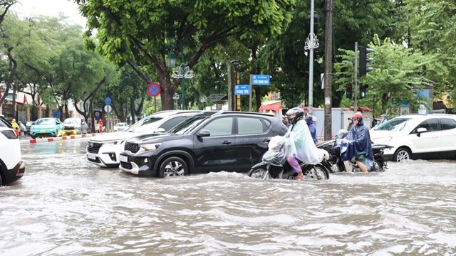 Trải nghiệm nhớ đời ở Hà Nội: Chôn chân hàng tiếng đồng hồ dưới mưa, vật lộn dắt xe trong ‘biển nước’