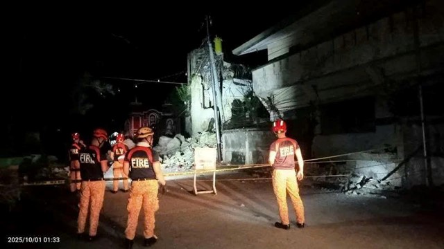 Trận động đất kinh hoàng khiến nhà thờ 100 năm tuổi đổ sập, bệnh viện quá tải, người dân tháo chạy trong đêm