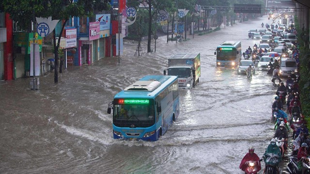 Vận hành 98 trạm bơm với 368 máy để chống ngập tại Hà Nội