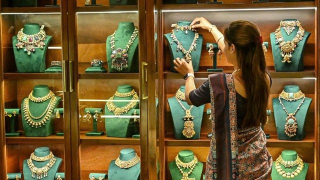 Giá vàng vượt 4.200 USD/ounce: Cả thế giới đổ xô mua, phụ nữ Nam Á ‘ngồi không cũng lãi’ nhờ của hồi môn