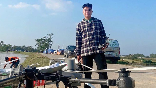 Chân dung chàng trai SN 2006 bay drone chuyển hàng trăm tấn hàng đến người dân vùng lũ