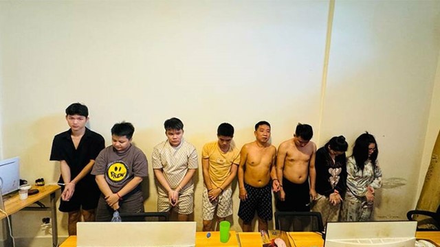 8 người Việt bị bắt ở nước ngoài, thu giữ hơn 10 máy tính, 4 điện thoại di động