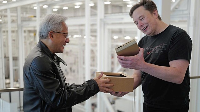 CEO Nvidia Jensen Huang đích thân tặng ‘siêu máy tính nhỏ nhất thế giới’ cho Elon Musk: ‘Trung tâm dữ liệu’ thu nhỏ trong lòng bàn tay, giá hơn 100 triệu đồng