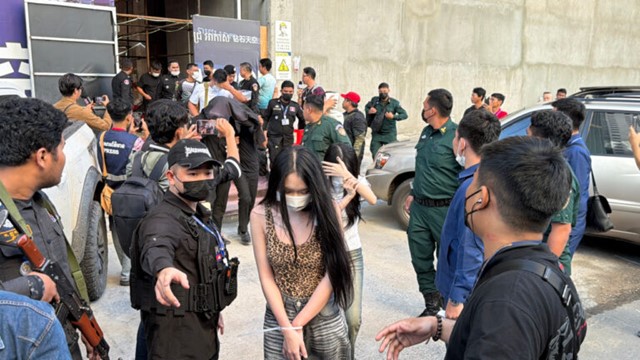 Đột kích tòa nhà trong đêm, 257 người bị bắt khẩn cấp