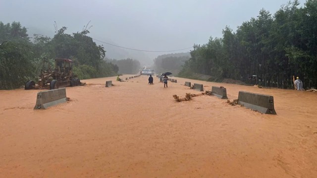 Mưa tại Huế vượt mức lịch sử, cao nhất từng ghi nhận ở Việt Nam