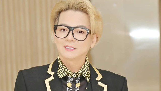 Ca sĩ Vũ Hà trước khi hầu tòa: Từng nhận cát xê 5, 6 cây vàng mỗi đêm, kết hôn 20 năm mới công khai vợ hơn cả chục tuổi