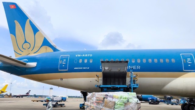 Vietnam Airlines miễn phí vận chuyển hàng cứu trợ đến miền Trung