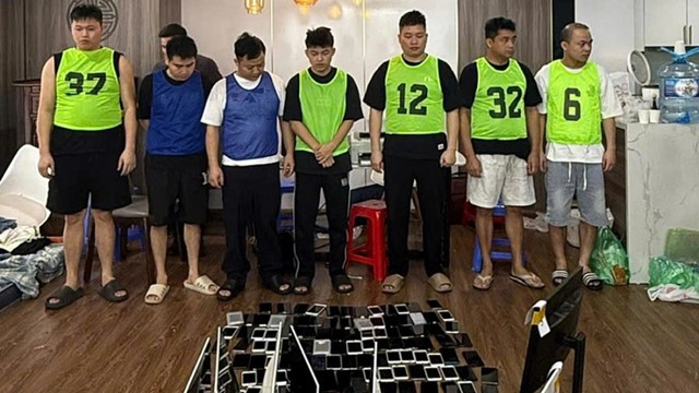 Việt Nam bàn giao hơn 50 nghi phạm lừa đảo xuyên quốc gia cho Trung Quốc