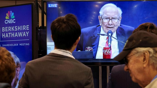 Berkshire 'lạc lối' trước ngày Warren Buffett nghỉ hưu: Cổ phiếu lẹt đẹt, nhà đầu tư nản lòng vì núi tiền mặt gần 400 tỷ USD không được tiêu