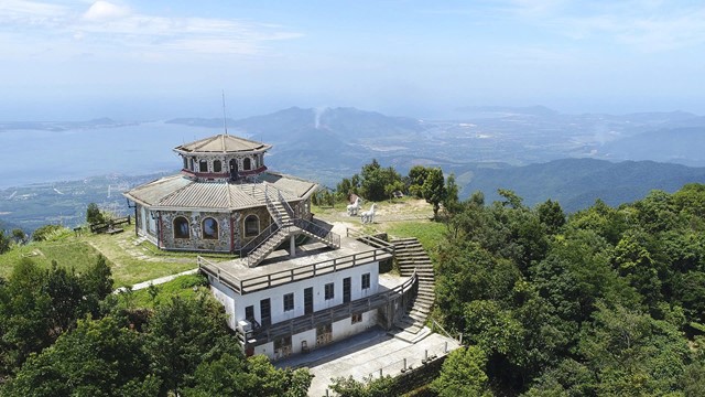 Đỉnh núi cao 1.400m của Việt Nam là nơi mưa lớn thứ hai thế giới, được ví như 'Đà Lạt của miền Trung' 