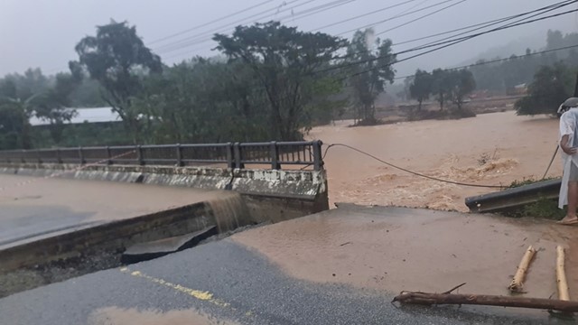 Sập cầu ở Huế, 3 xã bị cô lập hoàn toàn