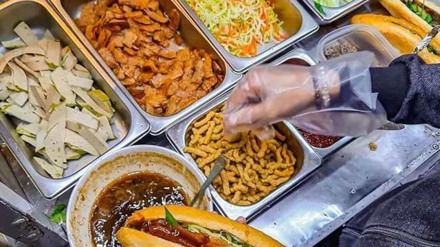 Hơn 40 người nhập viện sau khi ăn bánh mì