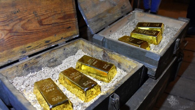 Phát hiện kho báu chứa nhiều thỏi vàng, tiền xu trị giá 21 tỷ khi đào bể bơi trong vườn nhà